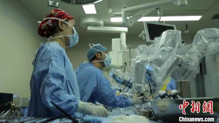 邵逸夫医院进行达芬奇机器人手术。　邵逸夫医院供图 摄