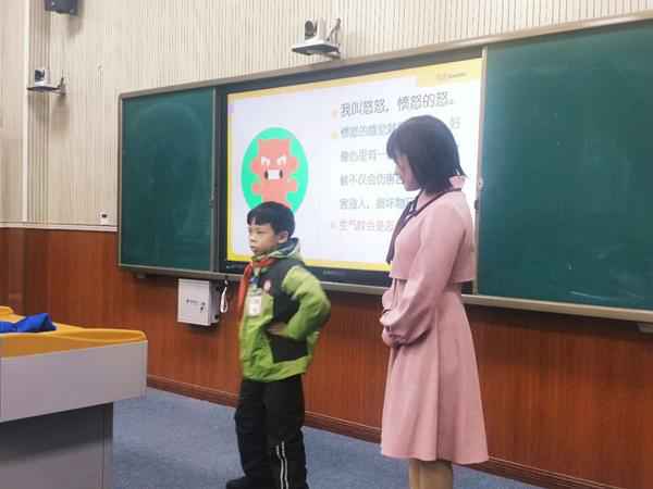 遵义市文化小学二年级的学生正在表演自己生气时的表情