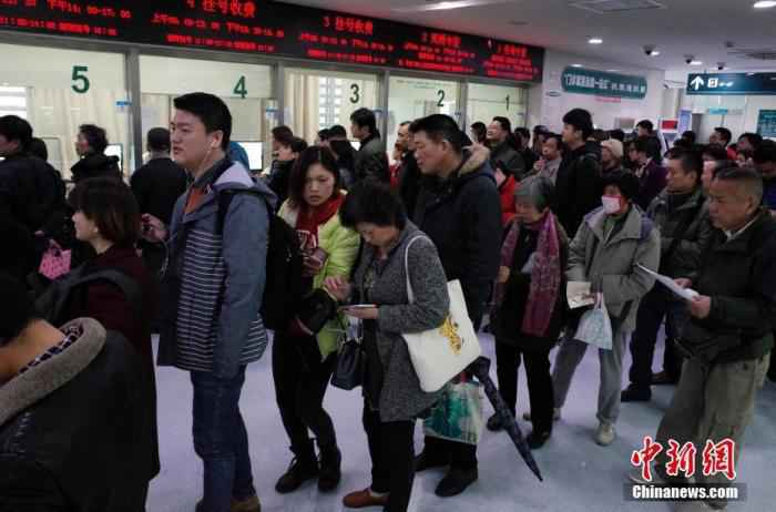 资料图：民众正在上海交通大学医学院附属仁济医院东院门诊楼内排队挂号。 /p中新社记者 殷立勤 摄