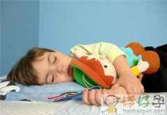 宝宝应该和大人睡到什么时候 如何让宝宝适应分床睡