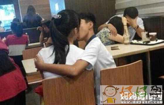 小学生麦当劳当众接吻让人不敢直视 孩子早恋怎么办？