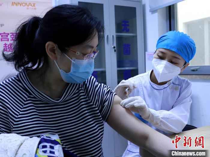 3月26日，中国国产二价宫颈癌疫苗（HPV疫苗）北京首针接种在民航总医院进行。　李纯　摄