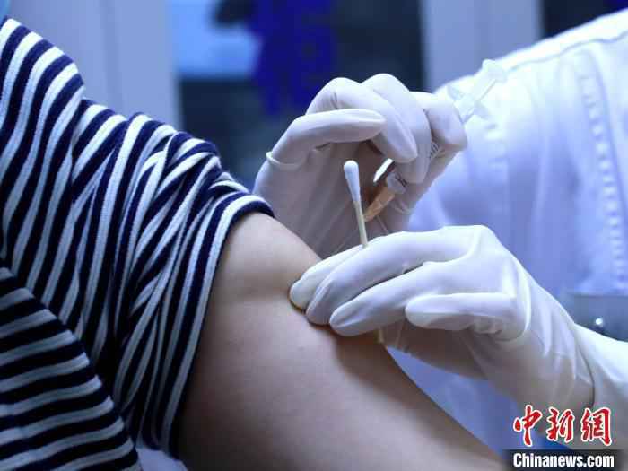 3月26日，中国国产二价宫颈癌疫苗(HPV疫苗)北京首针接种在民航总医院进行。　李纯 摄