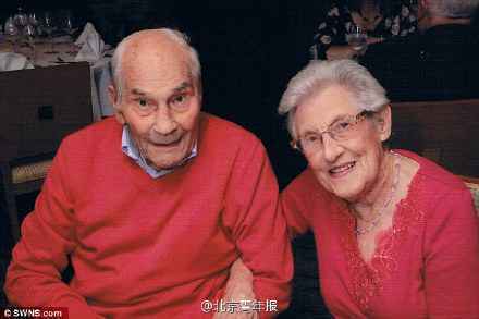 英国103岁新郎将迎娶91岁妻子 曾是拳击手