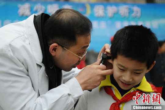 资料图：医生为小学生检查听力。<a target='_blank'  data-cke-saved-href='http://www.chinanews.com/' href='http://www.chinanews.com/'>中新社</a>发 陈超 摄