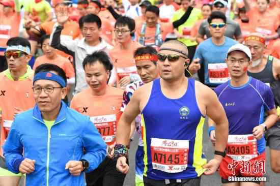 12月17日，2017深圳国际马拉松在深南大道上开跑，来自多个国家和地区的3万名运动员分别参加全程马拉松、半程马拉松、6公里马拉松比赛。本届马拉松赛事成功入选中国田径协会、中央电视台共同主办的国家级IP“奔跑中国”马拉松系列赛，是“奔跑中国”的年度收官之战。 <a target='_blank'  data-cke-saved-href='http://www.chinanews.com/' href='http://www.chinanews.com/'>中新社</a>记者 陈文 摄