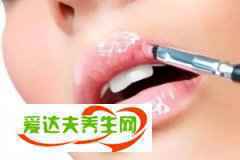 唇彩怎么涂好看？用下唇晕染上唇更好看