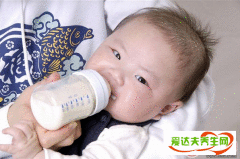 宝宝呛奶急救行为居然90%的人都用错了 宝宝呛奶正确做法