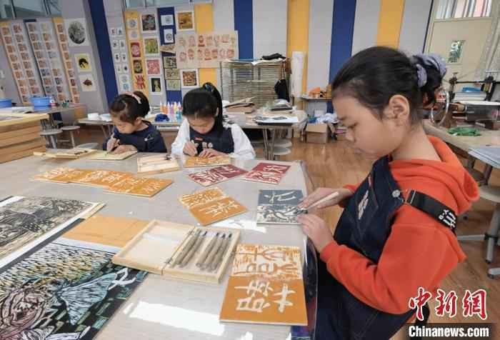  4月下旬，兰州市城关区安乐村小学学生制作木刻版画。(资料图) 刘玉桃 摄