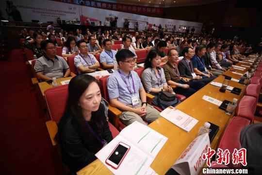 包括香港、澳门和台湾地区知名专家学者在内的近200位老年医学专家与会。　胡耀杰 摄