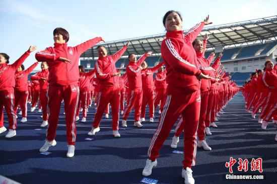 资料图：跳广场舞的女性。<a target='_blank'  data-cke-saved-href='http://www.chinanews.com/' href='http://www.chinanews.com/'>中新社</a>记者 赵隽 摄